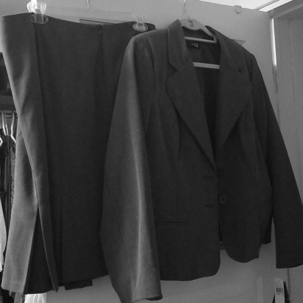 New AGB skirt suit. Skirt size 10, jacket size 16.